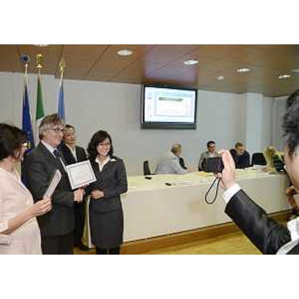 Renzo Tondo (Presidente Friuli Venezia Giulia) consegna il certificato di partecipazione al corso "Ingegneria di produzione e gestione delle lavorazioni dell'industria del legno" ad un'imprenditrice vietnamita. (Udine 04/05/12)