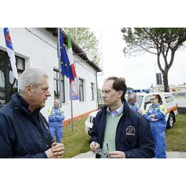Guglielmo Berlasso (Direttore centrale Protezione civile FVG) e Luca Ciriani (Vicepresidente Giunta regionale e assessore regionale Protezione civile) alla consegna di un nuovo mezzo di trasporto fuoristrada. (Latisana 05/05/12)