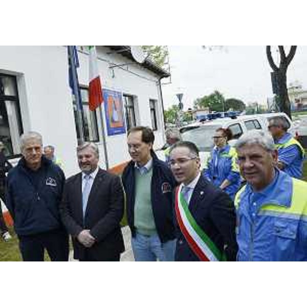 Guglielmo Berlasso (Direttore centrale Protezione civile FVG), Luca Ciriani (Vicepresidente Giunta regionale e assessore regionale Protezione civile) e Salvatore Benigno (Sindaco Latisana) alla consegna di un nuovo mezzo di trasporto fuoristrada. (Latisana 05/05/12)