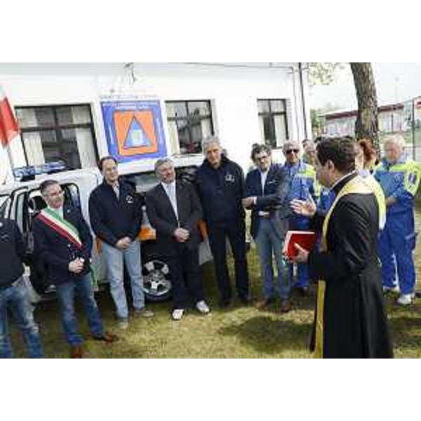 Salvatore Benigno (Sindaco Latisana), Luca Ciriani (Vicepresidente Giunta regionale e assessore regionale Protezione civile) e Guglielmo Berlasso (Direttore centrale Protezione civile FVG) alla consegna di un nuovo mezzo di trasporto fuoristrada. (Latisana 05/05/12)