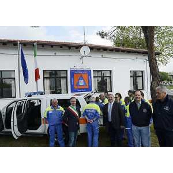 Salvatore Benigno (Sindaco Latisana), Luca Ciriani (Vicepresidente Giunta regionale e assessore regionale Protezione civile) e Guglielmo Berlasso (Direttore centrale Protezione civile FVG) alla consegna di un nuovo mezzo di trasporto fuoristrada. (Latisana 05/05/12)