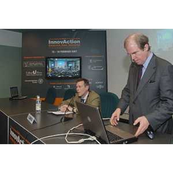 Nicholas Negroponte (autore del best seller "Being Digital" e Presidente del Mit Media Lab) ritratto durante l'incontro con Derrick de Kerckhove (Direttore del Programma McLuhan) sul tema del "Progetto degli scenari futuri" a InnovAction. (Udine 16/02/07)