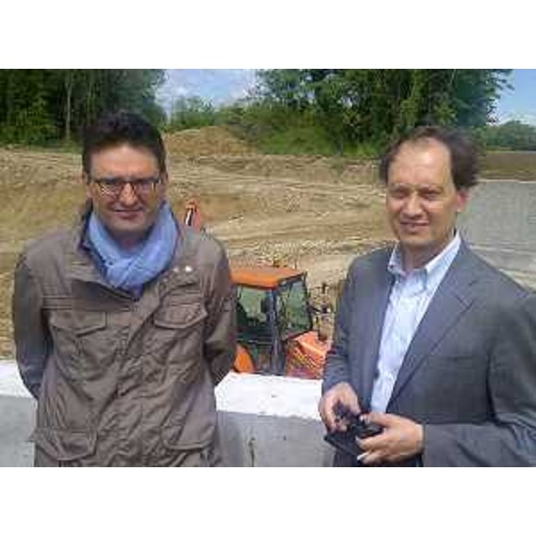 Massimo Canali (Progettista) e Luca Ciriani (Vicepresidente Giunta regionale e assessore regionale Ambiente e Protezione civile) in sopralluogo al canale scolmatore tra Mereto di Capitolo, sul torrente Brentana in Comune di Santa Maria la Longa, e il torrente Torre, in territorio di San Vito al Torre. (Palmanova 07/05/12)