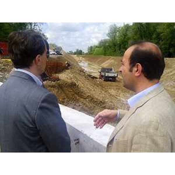 Luca Ciriani (Vicepresidente Giunta regionale e assessore regionale Ambiente e Protezione civile) in sopralluogo al canale scolmatore tra Mereto di Capitolo, sul torrente Brentana in Comune di Santa Maria la Longa, e il torrente Torre, in territorio di San Vito al Torre. (Palmanova 07/05/12)