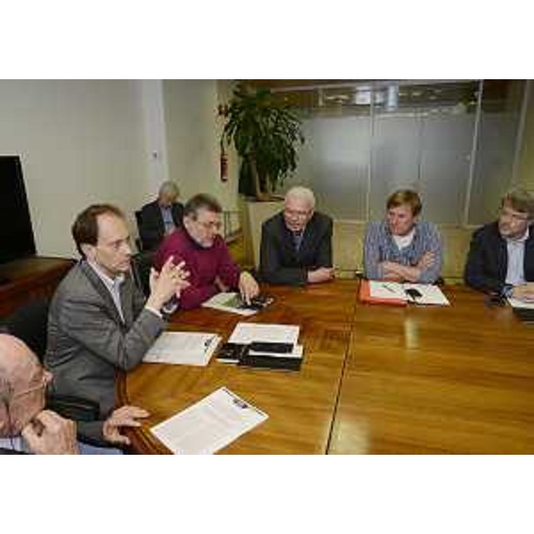 Luca Ciriani (Vicepresidente Giunta regionale e assessore regionale Ambiente) con sindaci dei Comuni interessati all'elettrodotto Redipuglia-Udine Ovest e componenti della IV Commissione consiliare. (Udine 07/05/12)