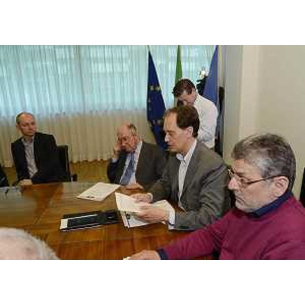 Luca Ciriani (Vicepresidente Giunta regionale e assessore regionale Ambiente) con sindaci dei Comuni interessati all'elettrodotto Redipuglia-Udine Ovest e componenti della IV Commissione consiliare. (Udine 07/05/12)