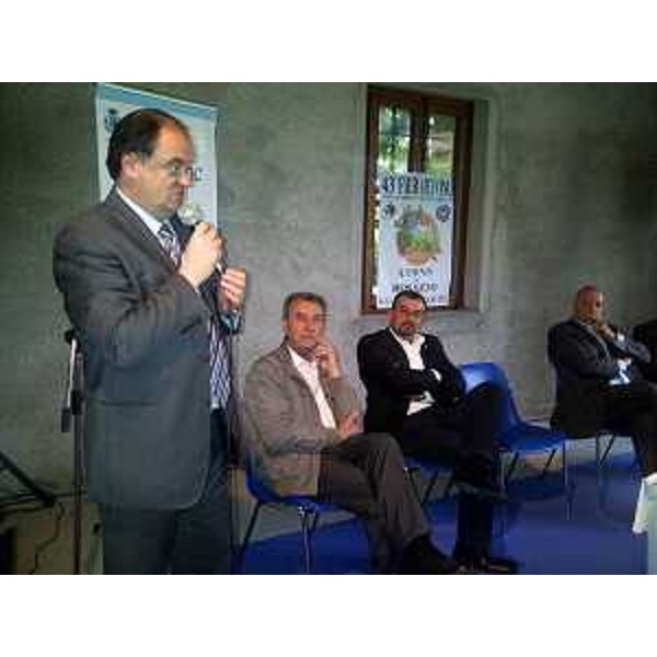 Roberto Molinaro (Assessore regionale Istruzione, Università, Ricerca, Famiglia, Associazionismo e Cooperazione) interviene alla presentazione della XLIII Fiera dei Vini (11-15 maggio 2012). (Corno di Rosazzo 07/05/12)