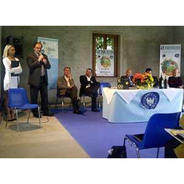 Roberto Molinaro (Assessore regionale Istruzione, Università, Ricerca, Famiglia, Associazionismo e Cooperazione) interviene alla presentazione della XLIII Fiera dei Vini (11-15 maggio 2012). (Corno di Rosazzo 07/05/12)