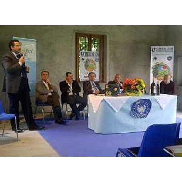 Daniele Macorig (Vicepresidente Provincia Udine), Giuseppe Longato (Assessore comunale Corno), Ariedo Gigante (Presidente Fiera Vini Corno), Roberto Molinaro (Assessore regionale Istruzione, Università, Ricerca, Famiglia, Associazionismo e Cooperazione), Loris Basso (Sindaco Corno) e Francesco Miniussi (Vicedirettore regionale direzione Risorse rurali). (Corno di Rosazzo 07/05/12)