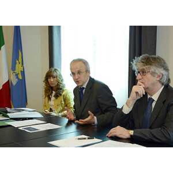 Michela Gasparutti (Capo segreteria presidente Tondo), Gianpiero Fasola (Coordinatore CIPOMO-Collegio Italiano dei Primari Oncologi Medici Ospedalieri FVG) e Renzo Tondo (Presidente Friuli Venezia Giulia). (Udine 08/05/12)