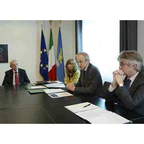 Piero Cappelletti (Direttore generale CRO-Centro Riferimento Oncologico Aviano), Michela Gasparutti (Capo segreteria presidente Tondo), Gianpiero Fasola (Coordinatore CIPOMO-Collegio Italiano dei Primari Oncologi Medici Ospedalieri FVG) e Renzo Tondo (Presidente Friuli Venezia Giulia). (Udine 08/05/12)