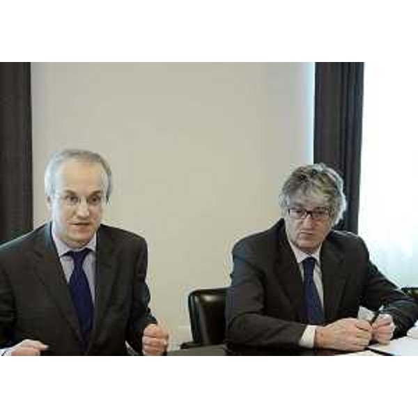 Gianpiero Fasola (Coordinatore CIPOMO-Collegio Italiano dei Primari Oncologi Medici Ospedalieri FVG) e Renzo Tondo (Presidente Friuli Venezia Giulia). (Udine 08/05/12)