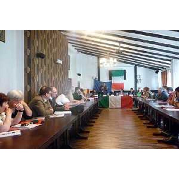 Giuseppe Napoli (Vicedirettore centrale Relazioni internazionali e direttore Servizio corregionali estero e lingue minoritarie Regione FVG) al raduno dei segretariati EFASCE-Ente Friulano Assistenza Sociale Culturale Emigranti. (Bucarest 09/05/12)