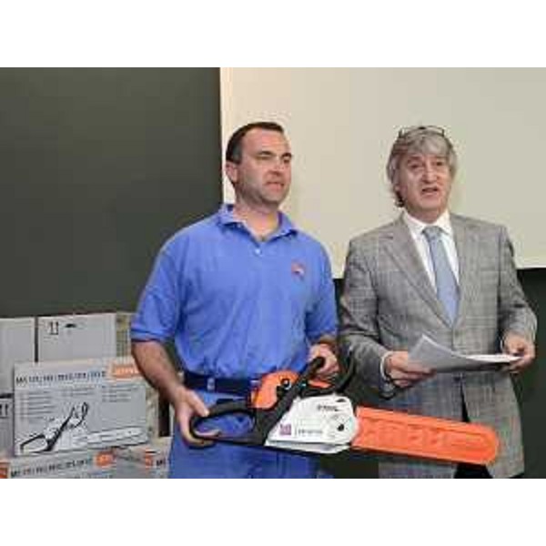 Renzo Tondo (Presidente Friuli Venezia Giulia) alla consegna delle attrezzature per lo svolgimento dei lavori previsti nel campo delle manutenzioni di strade, parchi e giardini, acquistate dalla Protezione civile regionale. (Amaro 11/05/12)