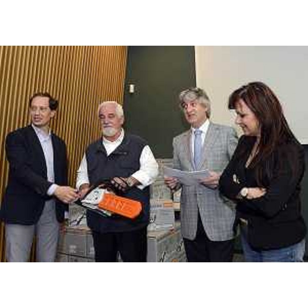 Luca Ciriani (Vicepresidente Regione FVG e assessore regionale Protezione civile), Renzo Tondo (Presidente Friuli Venezia Giulia) e Angela Brandi (Assessore regionale Lavoro) alla consegna delle attrezzature per lo svolgimento dei LSU e LPU. (Amaro 11/05/12)