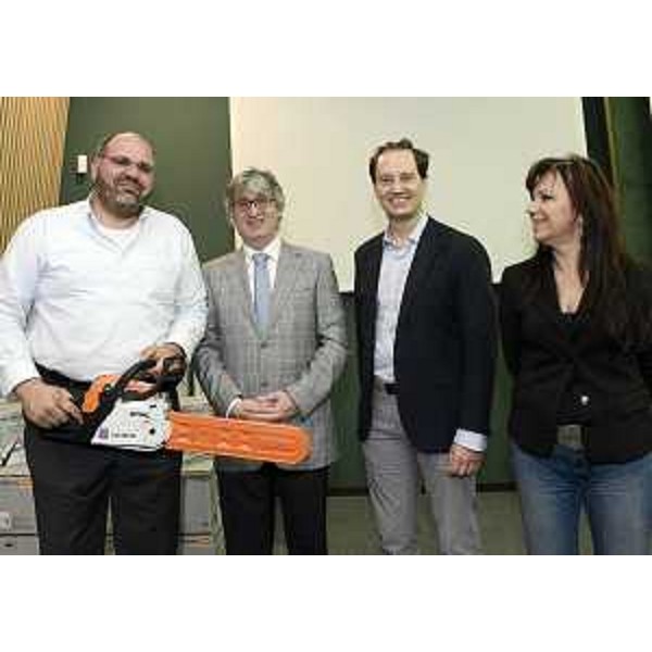 Renzo Tondo (Presidente Friuli Venezia Giulia), Luca Ciriani (Vicepresidente Regione FVG e assessore regionale Protezione civile) e Angela Brandi (Assessore regionale Lavoro) alla consegna delle attrezzature per lo svolgimento dei LSU e LPU. (Amaro 11/05/12)