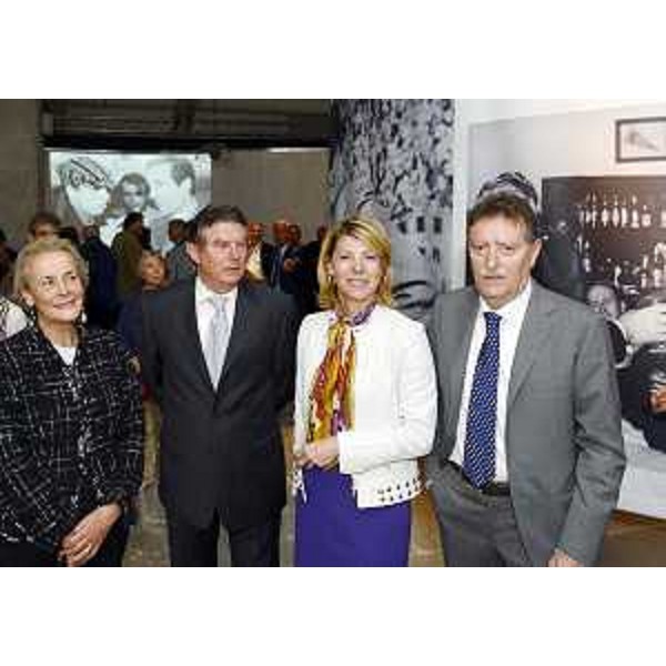 Maria T. Bassa Poropat (Presidente Provincia Trieste) e Federica Seganti (Assessore regionale Attività produttive) tra Bruno e Tito Rocco (Figli Nereo Rocco) all'anteprima della mostra "Nereo Rocco, la leggenda del Paròn". (Trieste 14/05/12)