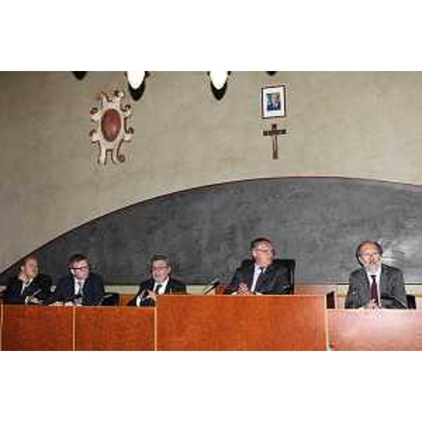 Riccardo Riccardi (Assessore regionale Lavori pubblici) con i vertici di ATER-Aziende Territoriali Edilizia Residenziale e Federcasa, organizzazione italiana per l'edilizia residenziale pubblica che ha riunito la Giunta nella sede comunale. (Gemona del Friuli 15/05/12)