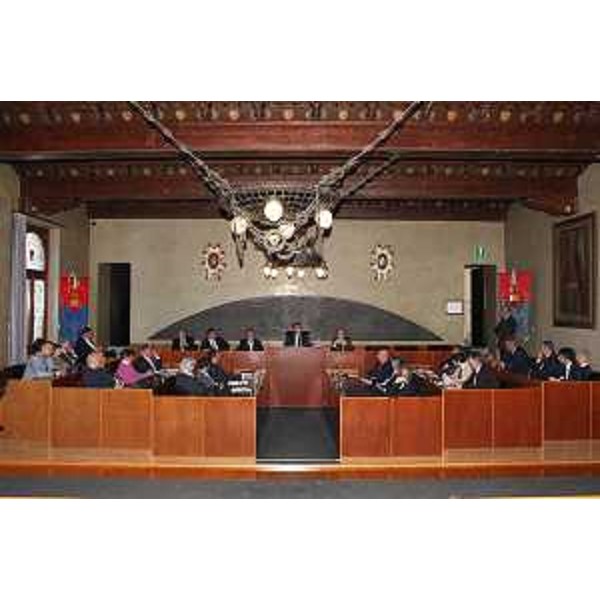 Riccardo Riccardi (Assessore regionale Lavori pubblici) con i vertici di ATER-Aziende Territoriali Edilizia Residenziale e Federcasa, organizzazione italiana per l'edilizia residenziale pubblica che ha riunito la Giunta nella sede comunale. (Gemona del Friuli 15/05/12)