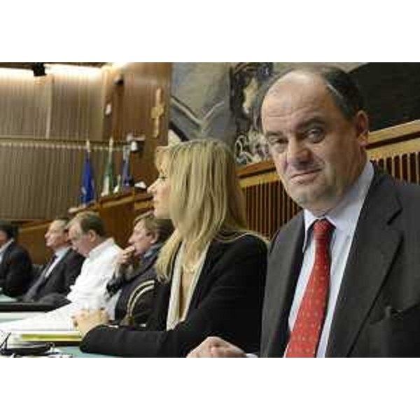 Roberto Molinaro (Assessore regionale Istruzione, Università, Ricerca, Famiglia, Associazionismo e Cooperazione) in VI Commissione consiliare durante l'audizione conclusiva sul Terzo settore con le associazioni di promozione sociale e le organizzazioni di volontariato e associazionismo. (Trieste 15/05/12)