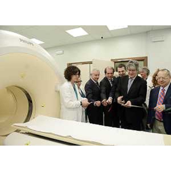 Renzo Tondo (Presidente Friuli Venezia Giulia) taglia il nastro all'inaugurazione della nuova PET 3D al CRO-Centro di Riferimento Oncologico. (Aviano 16/05/12)