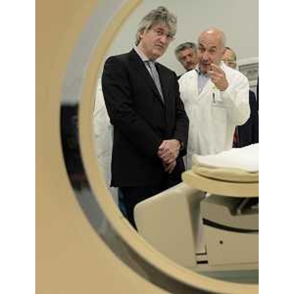 Renzo Tondo (Presidente Friuli Venezia Giulia) accanto alla nuova PET 3D al CRO-Centro di Riferimento Oncologico con Eugenio Borsatti (Dirigente Medicina Nucleare). (Aviano 16/05/12)