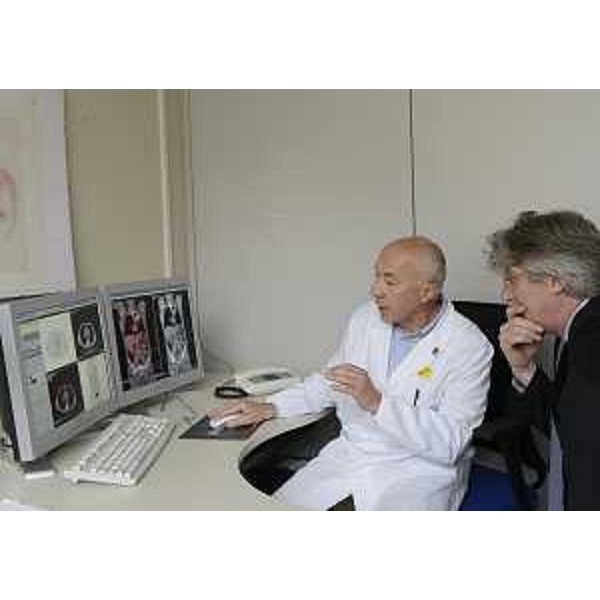 Eugenio Borsatti (Dirigente Medicina Nucleare) e Renzo Tondo (Presidente Friuli Venezia Giulia) accanto a immagini ricavate con la nuova PET 3D al CRO-Centro di Riferimento Oncologico. (Aviano 16/05/12)