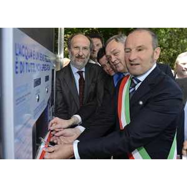 Riccardo Riccardi (Assessore regionale Lavori pubblici) e Marco Zanon (Sindaco Martignacco) all'inaugurazione della casa dell'acqua. (Martignacco 19/05/12)