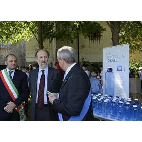 Marco Zanon (Sindaco Martignacco), Riccardo Riccardi (Assessore regionale Lavori pubblici) ed Enio De Corte (Assessore Ambiente Provincia Udine) all'inaugurazione della casa dell'acqua. (Martignacco 19/05/12)