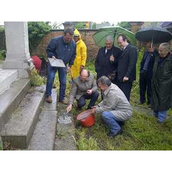 Riccardo Riccardi (Assessore regionale Infrastrutture e Mobilità) alla posa della prima pietra della rotatoria che sarà costruita sull'incrocio "porta di Rivignano". (Rivignano 21/05/12)
