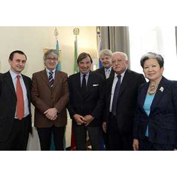 Ettore Rosato (Deputato), Renzo Tondo (Presidente Friuli Venezia Giulia), Claudio de Eccher (Rizzani de Eccher), Elio De Anna (Assessore regionale Relazioni internazionali e comunitarie), Almaz Khamzayev (Ambasciatore Repubblica di Kazakhstan in Italia) e Gulistan Khamzayeva (Consorte ambasciatore), nella sede della Regione. (Trieste 21/05/12)