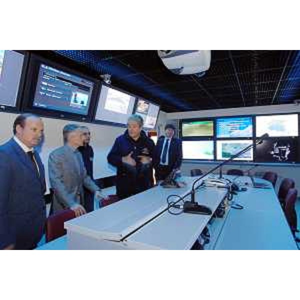 Riccardo Illy (Presidente Regione Friuli Venezia Giulia) con Gianfranco Moretton (Vicepresidente e Assessore regionale all'ambiente, lavori pubblici e protezione civile) e Guglielmo Berlasso (Direttore della Protezione Civile) durante la visita al centro operativo della Protezione Civile del Friuli Venezia Giulia. (Palmanova 19/02/07)