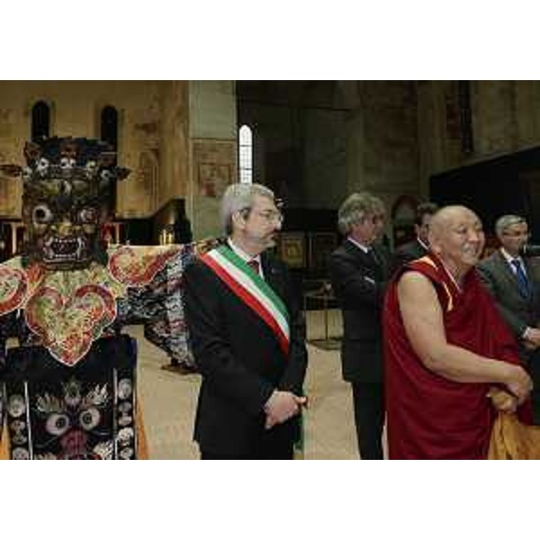 Furio Honsell (Sindaco Udine), Renzo Tondo (Presidente Friuli Venezia Giulia) e Pietro Fontanini (Presidente Provincia Udine) con il monaco maestro buddhista Ghesche Lobsang Pendhe all'inaugurazione della mostra "Tibet, mistero e luce", nella ex chiesa di San Francesco. (Udine 22/05/12)