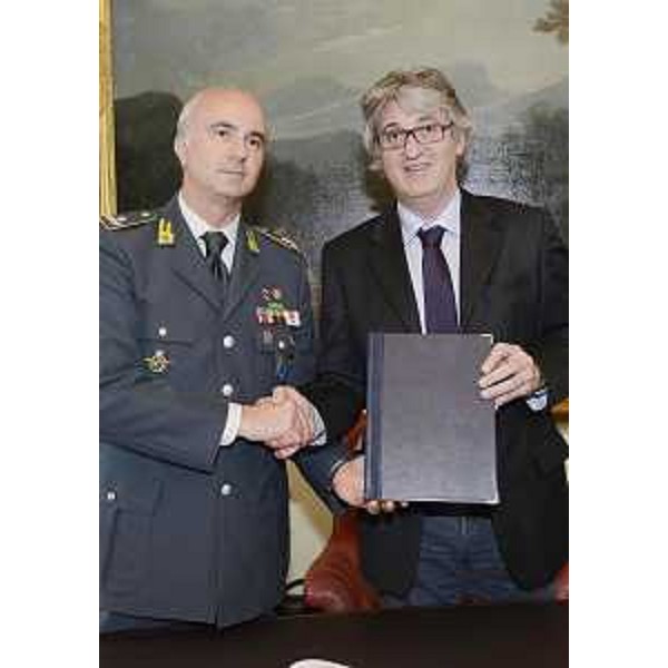 Walter Manzon (Generale di brigata, Comandante regionale Fiamme Gialle FVG) e Renzo Tondo (Presidente Friuli Venezia Giulia) in Consiglio regionale. (Trieste 23/05/12)