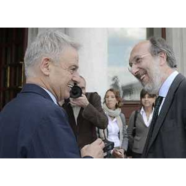Corrado Clini (Ministro Ambiente) e Riccardo Riccardi (Assessore regionale Infrastrutture e Mobilità) in occasione della firma di un accordo volontario per avviare azioni concrete finalizzate alla mitigazione dell'impatto delle infrastrutture autostradali sul clima. (Trieste 26/05/12)