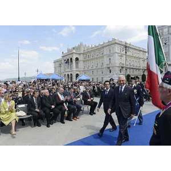 Giuseppe Padulano (Questore Trieste) e Alessandro Giacchetti (Prefetto Trieste), e Federica Seganti (Assessore regionale Polizia locale e Sicurezza), Roberto Cosolini (Sindaco Trieste) e Renzo Tondo (Presidente Friuli Venezia Giulia), seduti, in piazza Unità d'Italia per la Festa della Polizia. (Trieste 26/05/12)