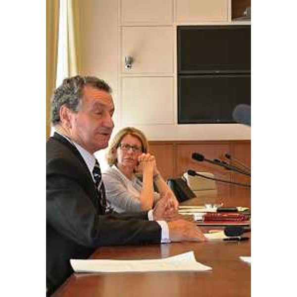 Paolo Dell'Anno (Consulente giuridico Ministro Ambiente) e Sandra Savino (Assessore regionale Finanze e Programmazione) durante l'illustrazione dell'Accordo di Programma sulla bonifica del Sito inquinato di Interesse Nazionale (SIN) di Trieste. (Trieste 28/05/12)