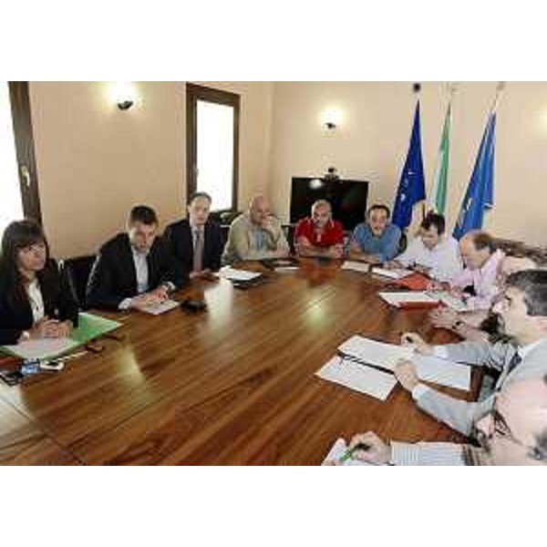 Angela Brandi (Assessore regionale Lavoro) e Luca Ciriani (Vicepresidente Regione FVG) di fronte ad Andrea Carli (Sindaco Maniago) al tavolo sulla crisi della Fil Man Made di Maniago. (Pordenone 28/05/12)