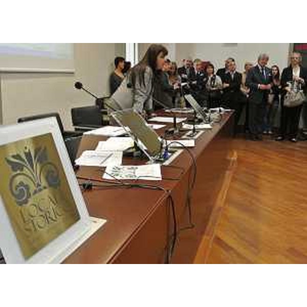 Angela Brandi (Assessore regionale Commercio) alla cerimonia di consegna delle targhe di riconoscimento ai Locali storici del FVG; in primo piano, la targa d'oro. (Trieste 29/05/12)
