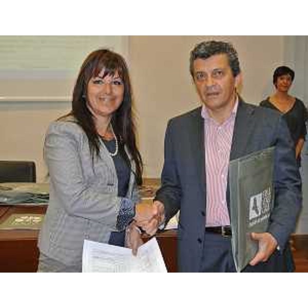 Angela Brandi (Assessore regionale Commercio) e Francesco Martines (Sindaco Palmanova) alla cerimonia di consegna delle targhe di riconoscimento ai Locali storici del FVG. (Trieste 29/05/12)