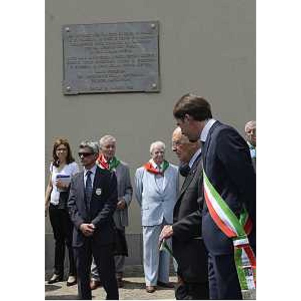Giorgio Napolitano (Presidente Repubblica), accompagnato da Cristiano Shaurli (Sindaco Faedis), in occasione dello scoprimento della targa in memoria delle vittime dell'eccidio di Porzus. (Faedis 29/05/12)