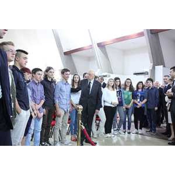 Giorgio Napolitano (Presidente Repubblica) con gli studenti interpreti del film "Carnia 1944. Un'estate di libertà", all'Università. (Udine 29/05/12)