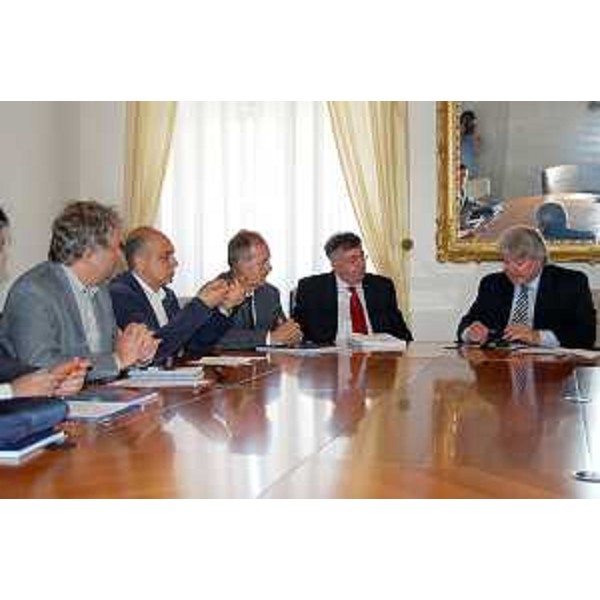 Elio De Anna (Assessore Relazioni internazionali e comunitarie Regione FVG) nell'incontro con la delegazione della Regione di Scutari (Albania) sulla collaborazione in ambito turistico culturale, nella sede della Regione. (Trieste 29/05/12)