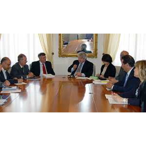 Elio De Anna (Assessore Relazioni internazionali e comunitarie Regione FVG) nell'incontro con la delegazione della Regione di Scutari (Albania) sulla collaborazione in ambito turistico culturale, nella sede della Regione. (Trieste 29/05/12)