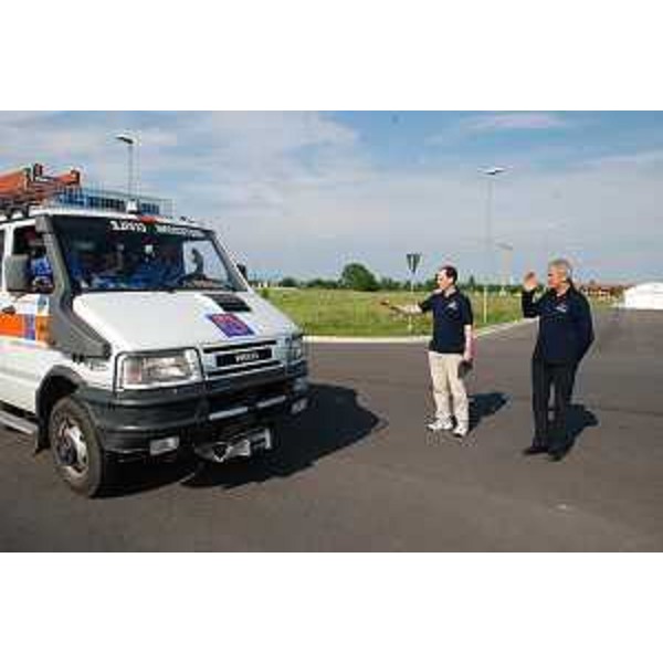 Luca Ciriani (Vicepresidente Regione FVG e assessore regionale Protezione civile) e Guglielmo Berlasso (Direttore centrale Protezione civile FVG) salutano uno dei mezzi in partenza per Mirandola (MO) per l'emergenza terremoto in Emilia. (Palmanova 29/05/12)