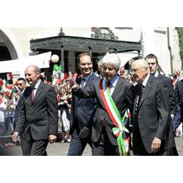 Claudio Pedrotti (Sindaco Pordenone) accompagna Giorgio Napolitano (Presidente Repubblica); alle spalle, Maurizio Salvador (Vicepresidente Consiglio regionale), Luca Ciriani (Vicepresidente Regione FVG) e Alessandro Ciriani (Presidente Provincia Pordenone). (Pordenone 30/05/12)