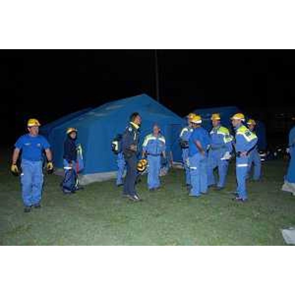 Volontari della Protezione civile del Friuli Venezia Giulia durante l'allestimento del campo di accoglienza per i terremotati dell'Emilia. (Mirandola 29-30/05/12)