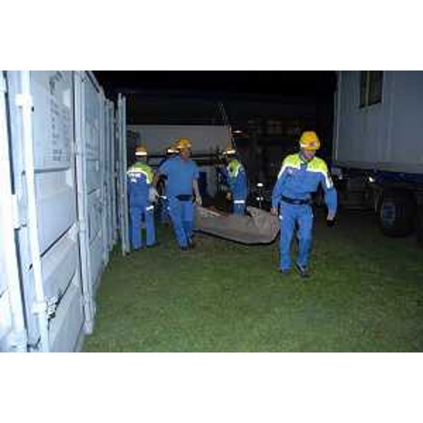 Volontari della Protezione civile del Friuli Venezia Giulia durante l'allestimento del campo di accoglienza per i terremotati dell'Emilia. (Mirandola 29-30/05/12)