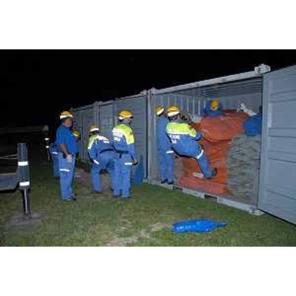 Volontari della Protezione civile del Friuli Venezia Giulia durante l'allestimento del campo di accoglienza per i terremotati dell'Emilia. (Mirandola 29-30/05/12)
