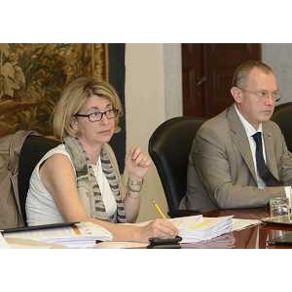 Gli assessori regionali Sandra Savino (Finanze, Patrimonio, Programmazione) e Andrea Garlatti (Funzione pubblica, Autonomie locali, Coordinamento Riforme) nel corso della riunione della Giunta regionale, nella sede della Regione. (Trieste 31/05/12)